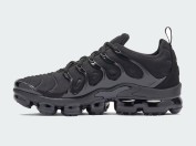 nike-air-vapormax-plus-triple-black