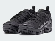 nike-air-vapormax-plus-triple-black-2